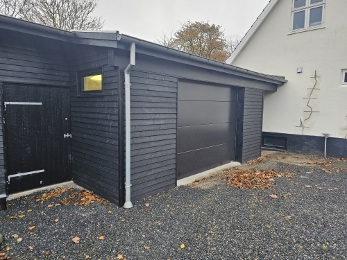 Tilbygning til hus sort garage lavet i træ