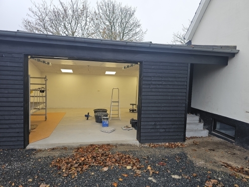 Tilbygning til hus sort garage lavet i træ